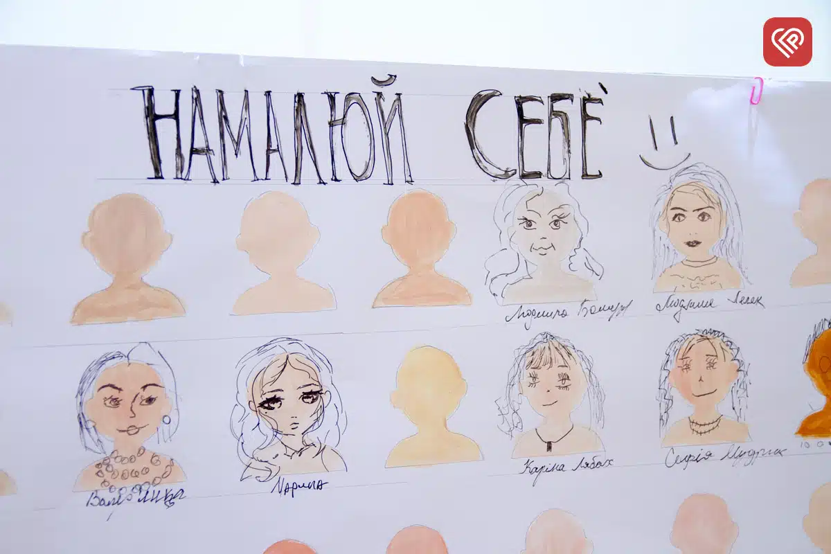 «Я біжу по полю, а в небі летить дрон»: Людмила Башук та її учні презентували у Переяславі виставку «Стежка додому» — фото 18