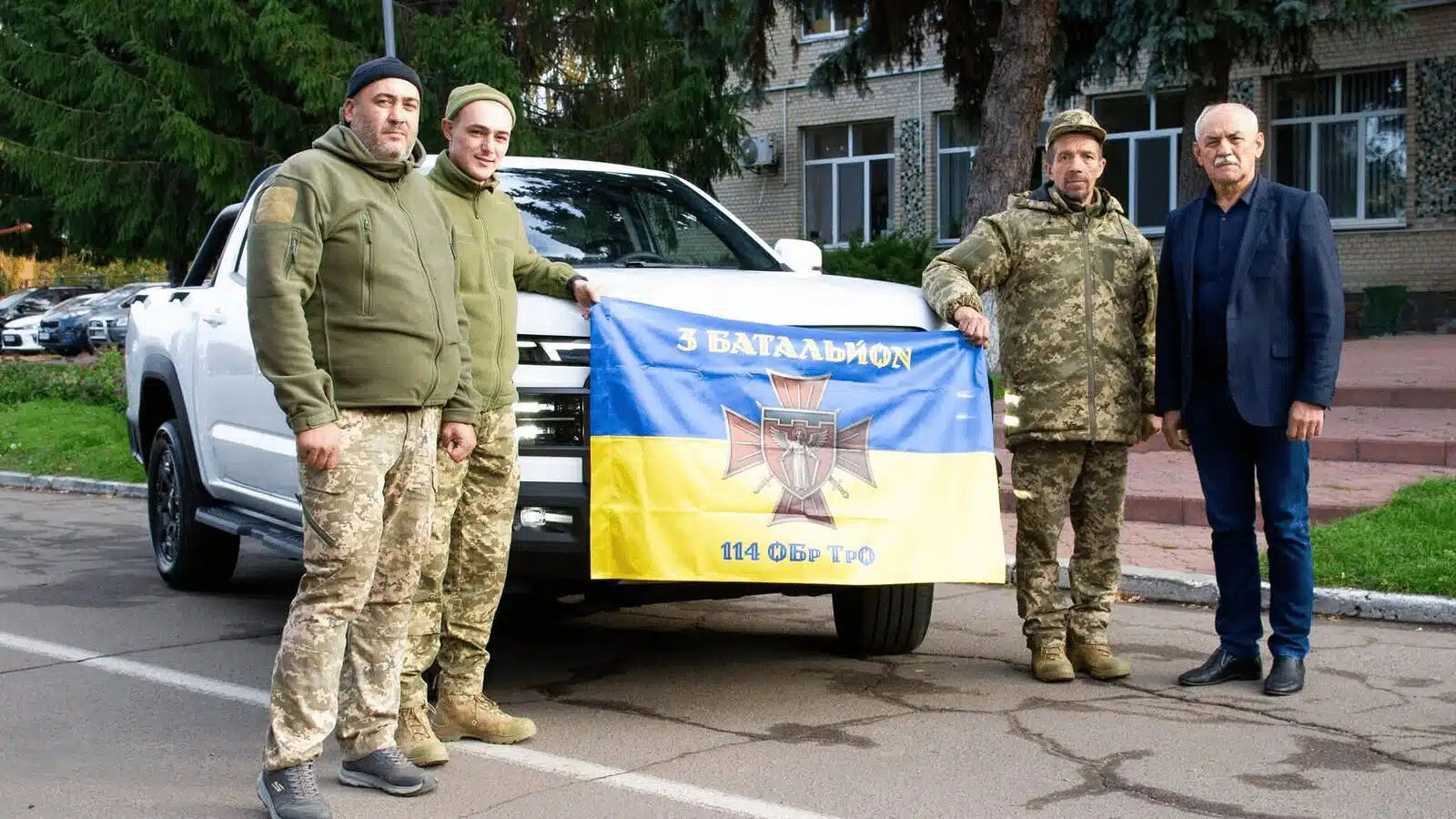 Переяславська громада передала автомобіль підвищеної прохідності захисникам зі 114-ї бригади