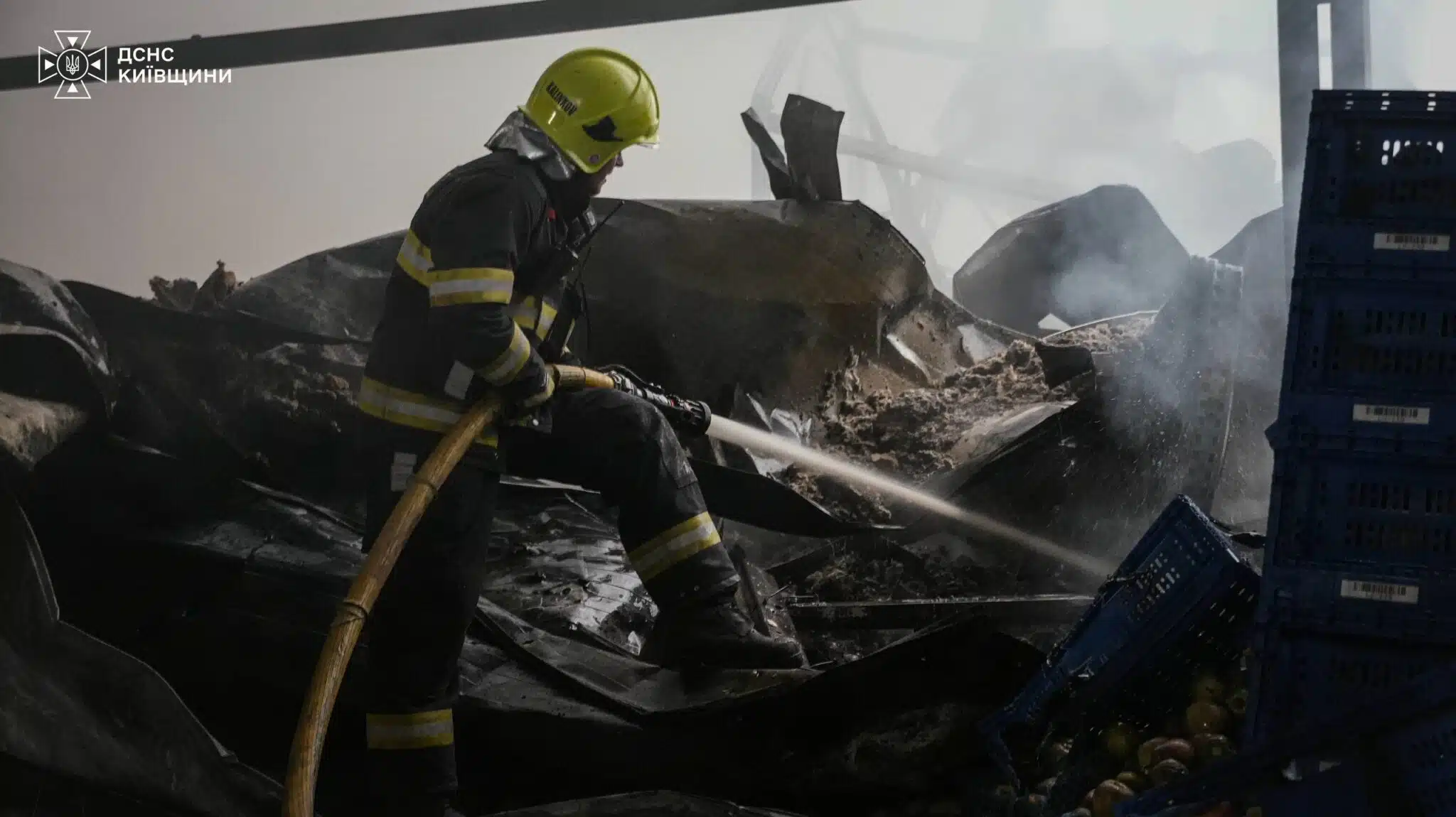 Росіяни атакували склади на Київщині: є постраждалі, під завалами шукають людину — фото 4