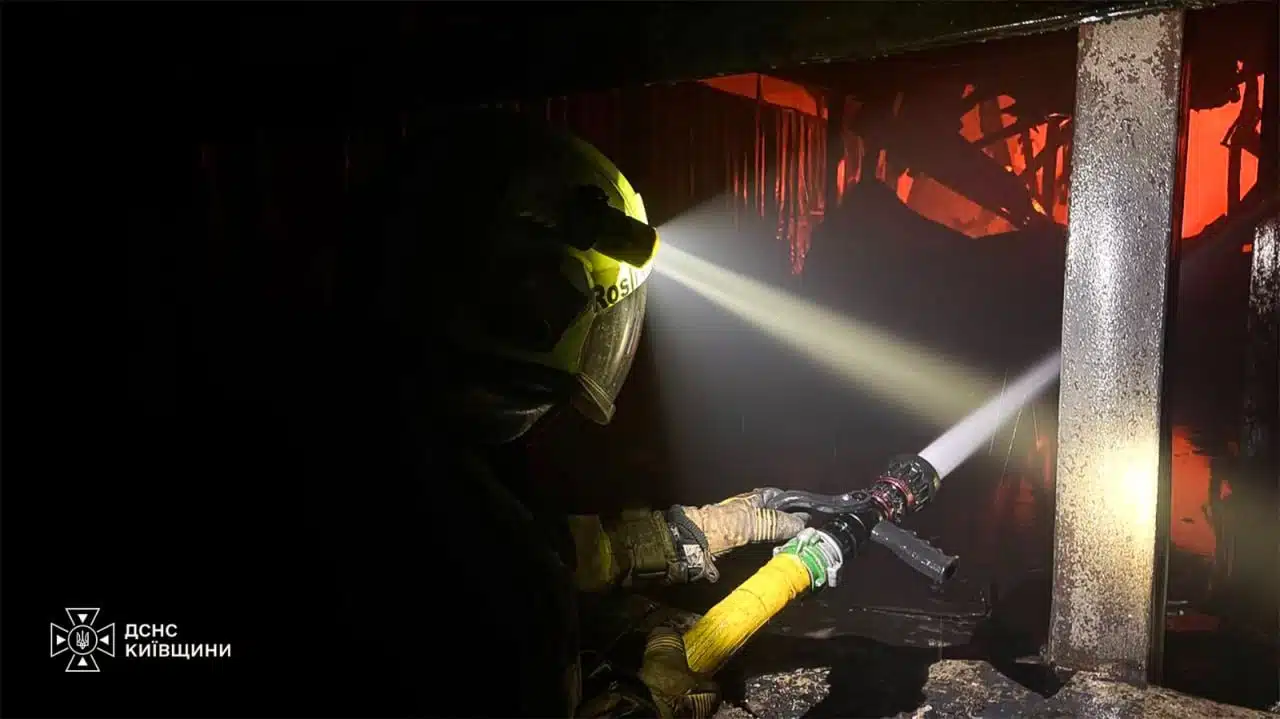 Вночі ворог вдарив по підприємству на Київщині: є загиблі та постраждалі — фото 3