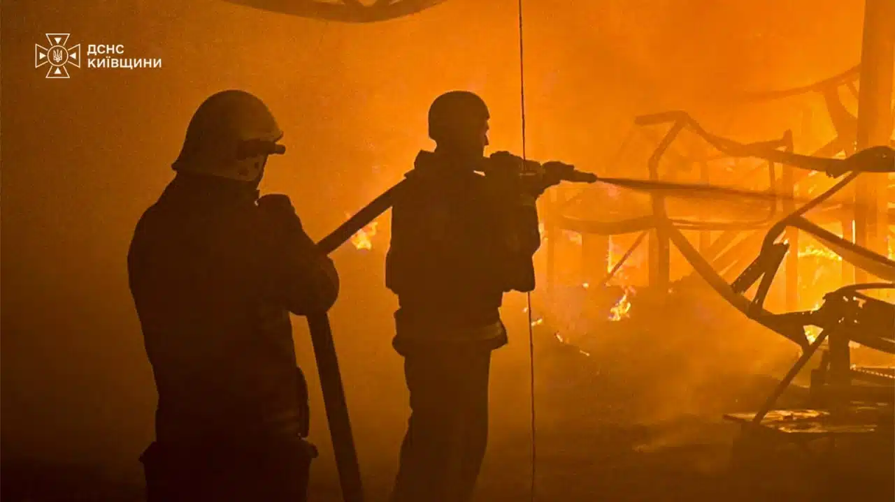Вночі ворог вдарив по підприємству на Київщині: є загиблі та постраждалі — фото 6