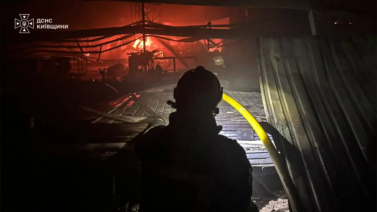 Вночі ворог вдарив по підприємству на Київщині: є загиблі та постраждалі — фото 7