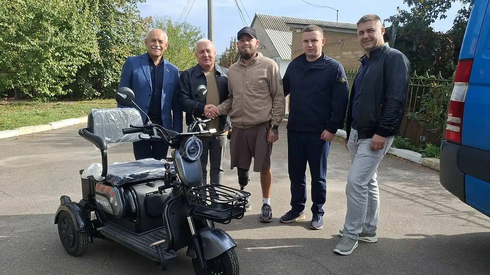 У Переяславі ветерану, який втратив ногу та око на війні, подарували електроскутер