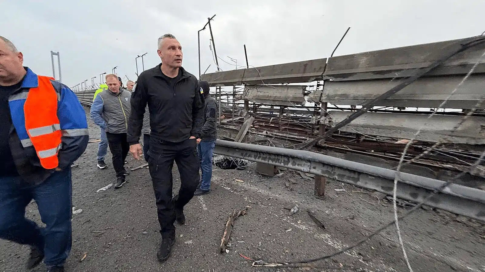 Внаслідок атаки у Києві перекрито Південний міст, рух зеленою гілкою метро обмежено