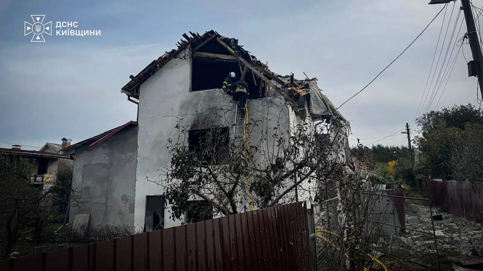 Внаслідок масованої атаки на Київщині двоє поранених та десятки пошкоджених будинків